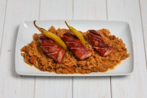 Varza cu carnati macelaresti