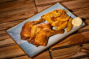 Pulpe de pui si cartofi cu usturoi la cuptor