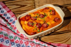 Tocanita de cartofi cu carnati macelaresti