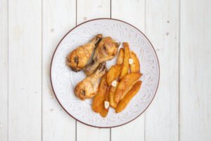 Ciocanele de pui si cartofi cu usturoi la cuptor